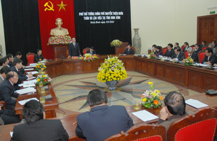 ທ່ານຮອງນາຍົກລັດຖະມົນຕີ ຫງວຽນທ້ຽນເຍີນ ເຮັດວຽກກັບການນຳແຂວງ ນີນບີ່ນ